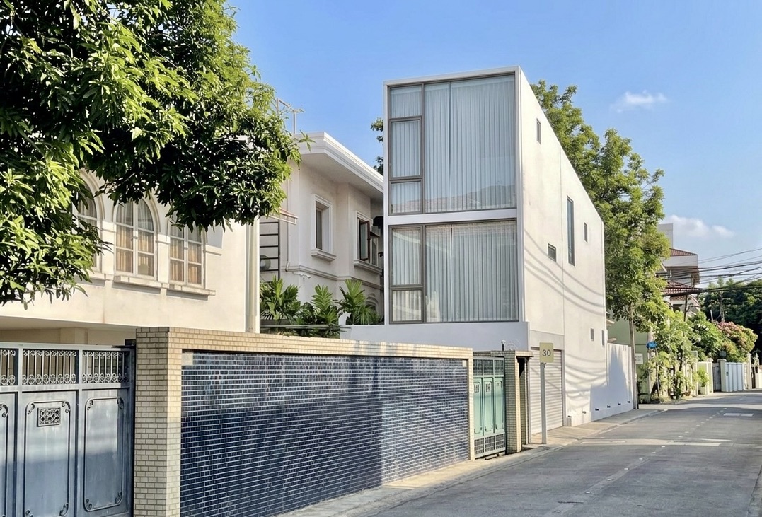 Sunny Three-Story|EV/WiFi/Workdesk/FullKitchen — managed short-term rental in Bangkok