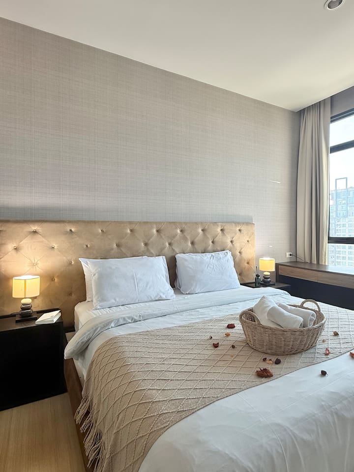 ★King Bed★Fast WiFi★Desk★Wash/Dryer★Sound System — managed short-term rental in Bangkok