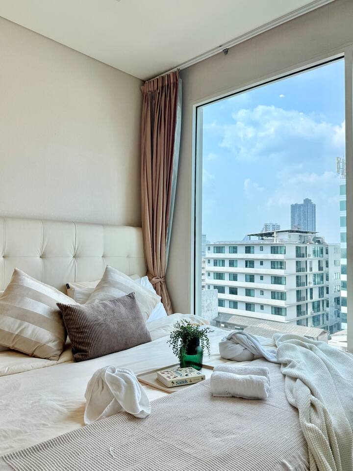 LuxuryBKK Jacuzzi-tub, Sauna, 500 Mbps, Gym & Pool — managed short-term rental in Bangkok