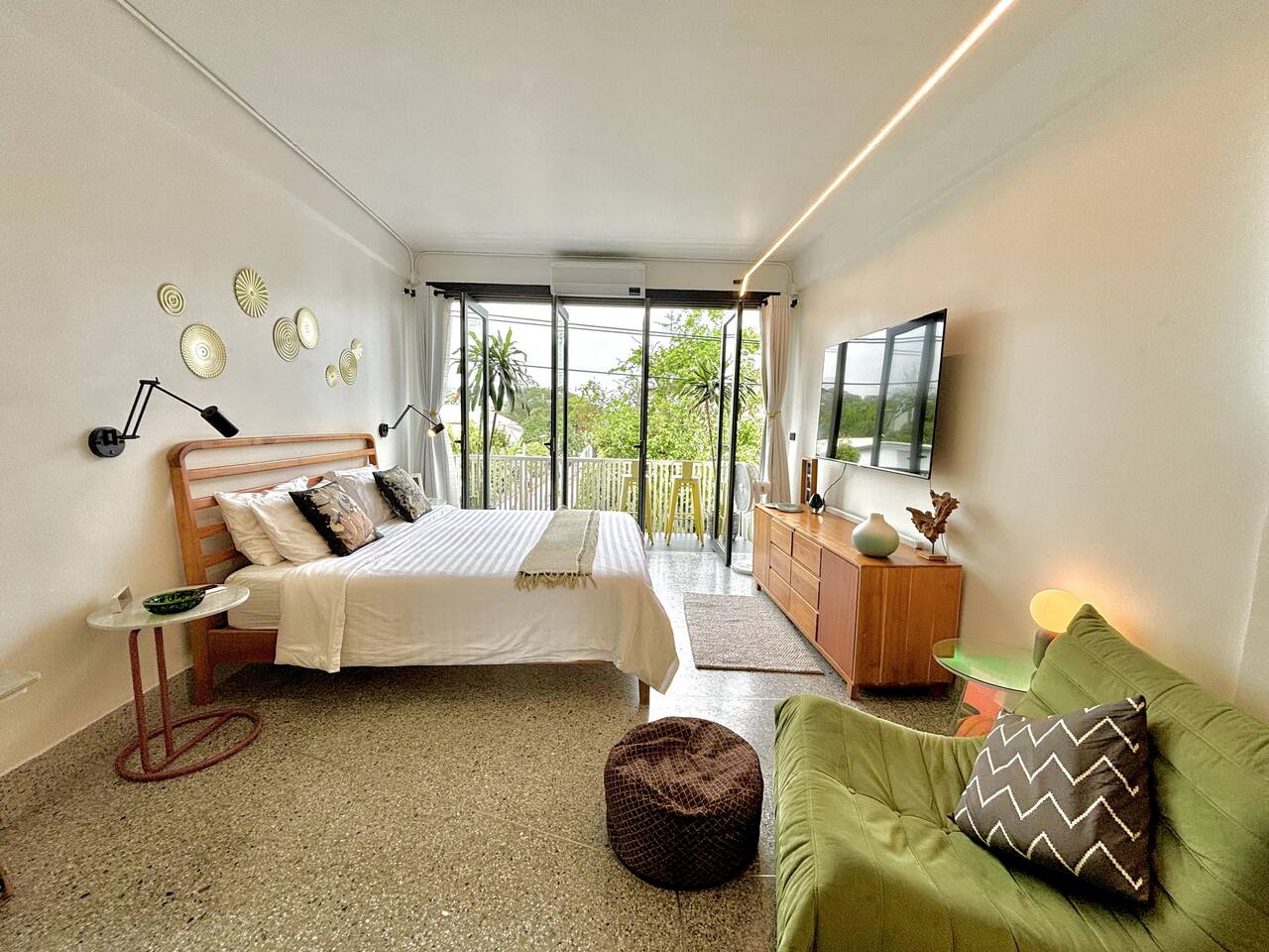 10 min BTS 1Gbs WIFI NFLIX Full Kitchen HomeCinema — managed short-term rental in Bangkok
