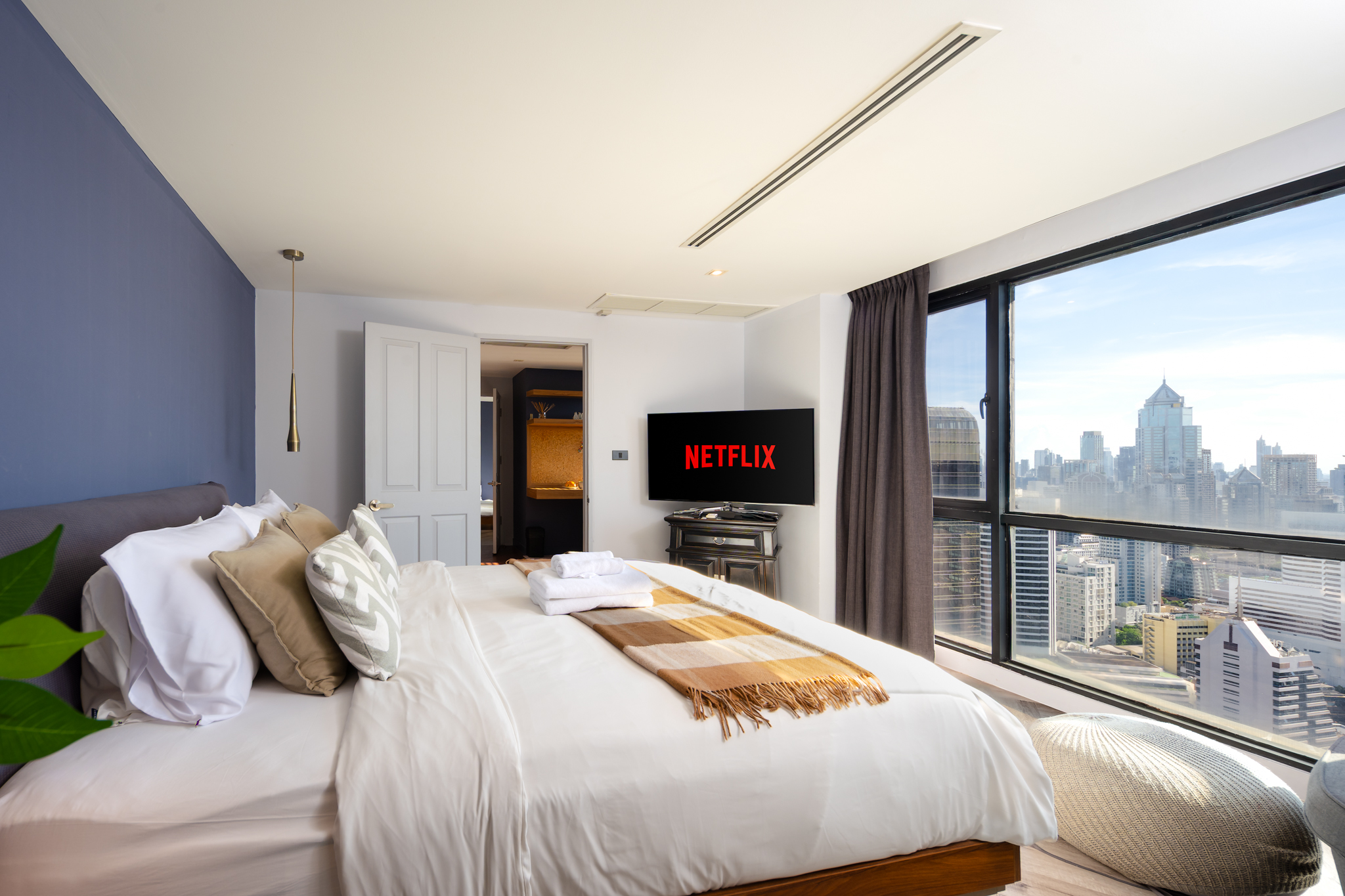 Penthouse KingBed: 5minBTS Balcony 1GbWiFi — managed short-term rental in Bangkok