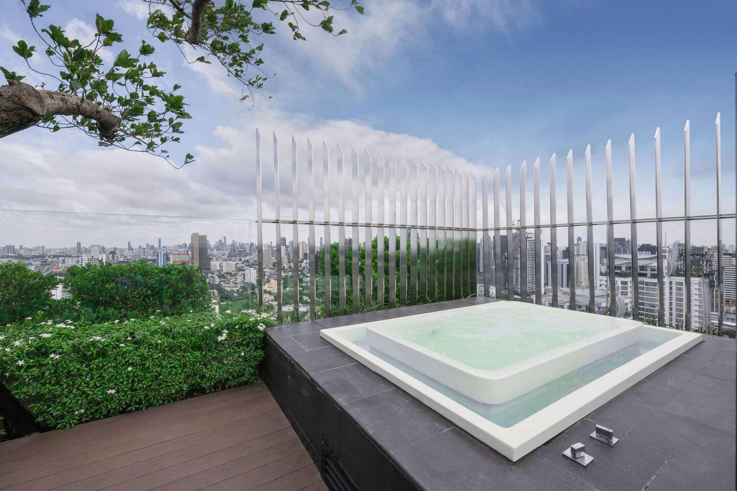 2minBTSEkkamai:RooftopPool/SkylineView/500Mbps/Gym — managed short-term rental in Bangkok